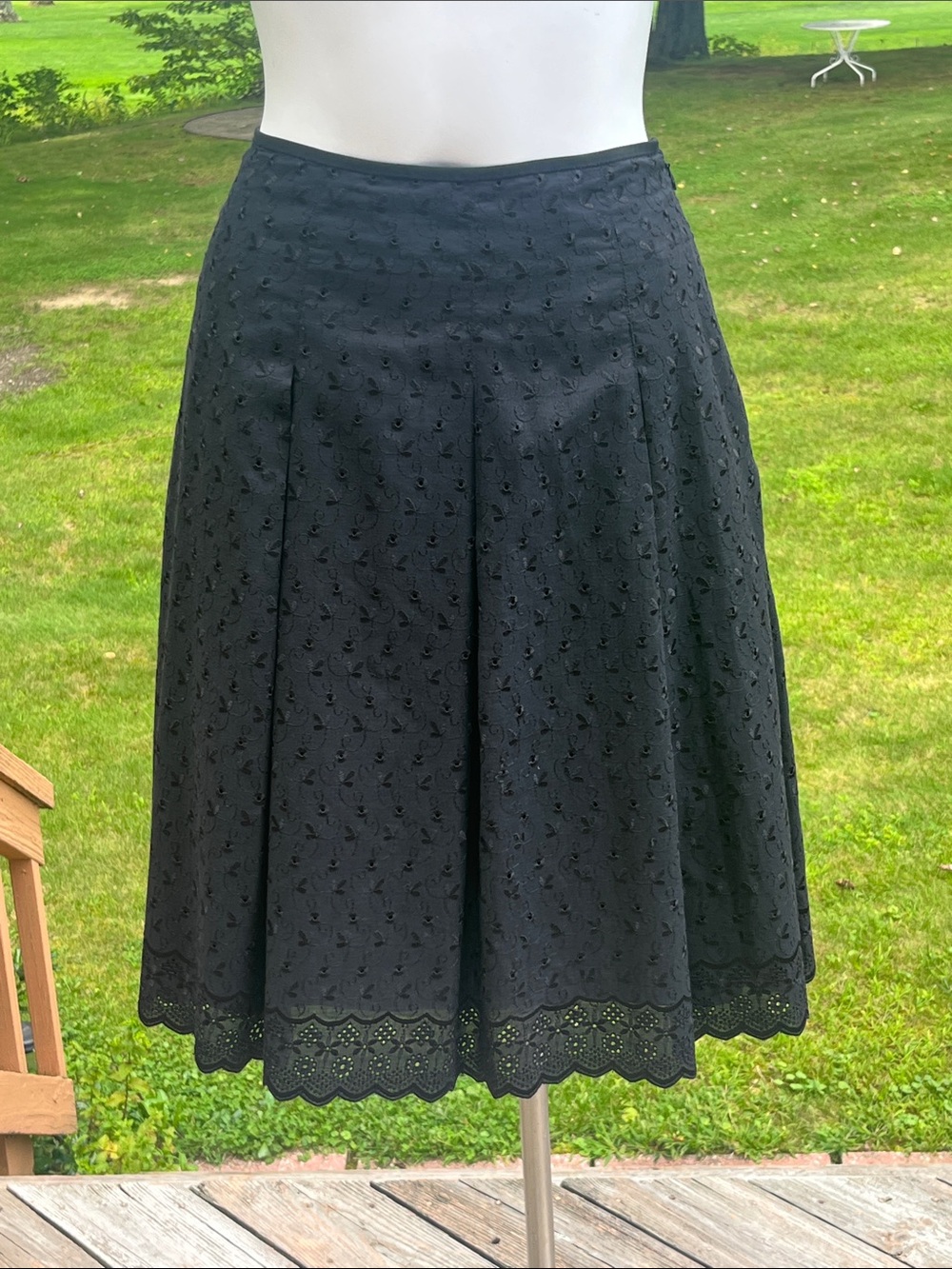 Elie Tahari beautiful pleated eyelet skirt M